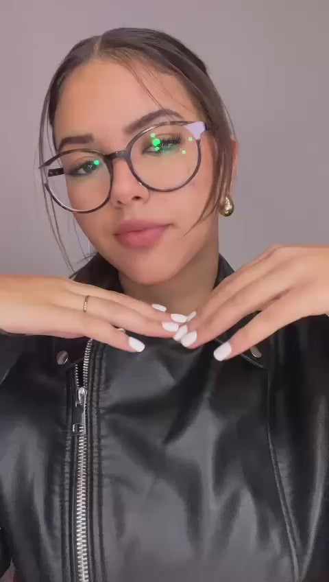 Charger la vidéo : <p>Le mascara coiffant <em><strong>Milla L</strong></em><em> </em>dompte tout sans coller ni graisser — et le résultat reste nickel toute la journée 😍</p>